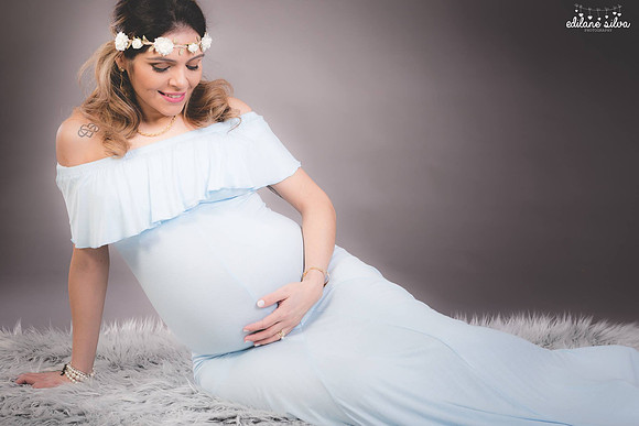 Maternity blue dress photo session by Edilane Silva photography in Hudson, MA