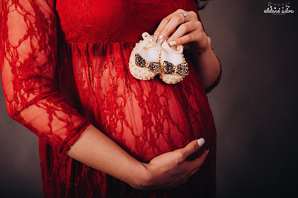 Maternity red dress photo session by Edilane Silva photography in Hudson, MA