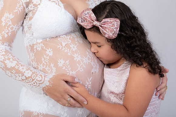 Maternity lace dress photo session by Edilane Silva photography in Hudson, MA